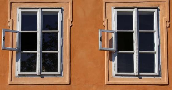 finestre con muro arancione
