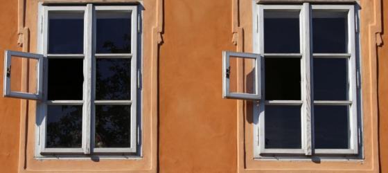 finestre con muro arancione