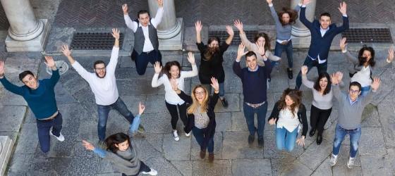 Persone che saltano viste dall'alto