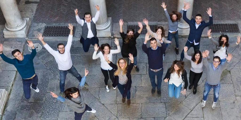 Persone che saltano viste dall'alto
