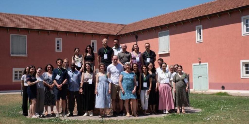 persone che anno partecipato all'evento che posano per la foto