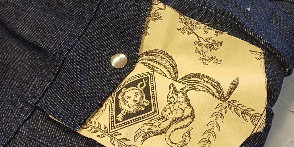 Primo piano della tasca della giacca da personalizzare