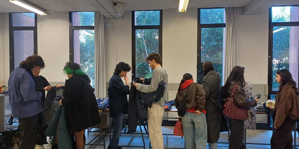 Persone che guardano i vestiti