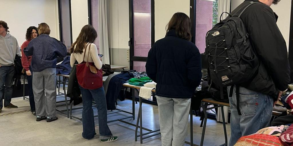 Persone che guardano i vestiti