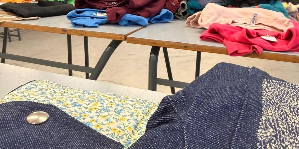 Giacche già personalizzate che aspettano di essere ritirate