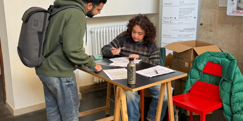 Immagine scattata durante la consegna delle borracce