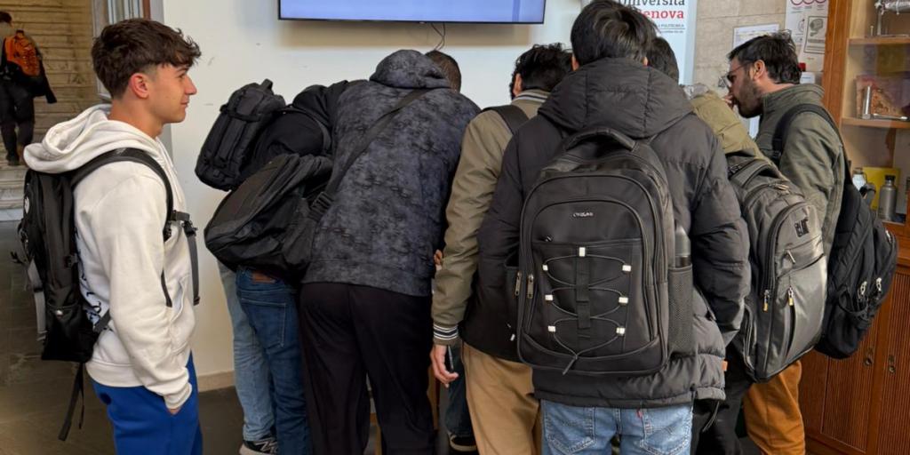 Immagine scattata durante la consegna delle borracce