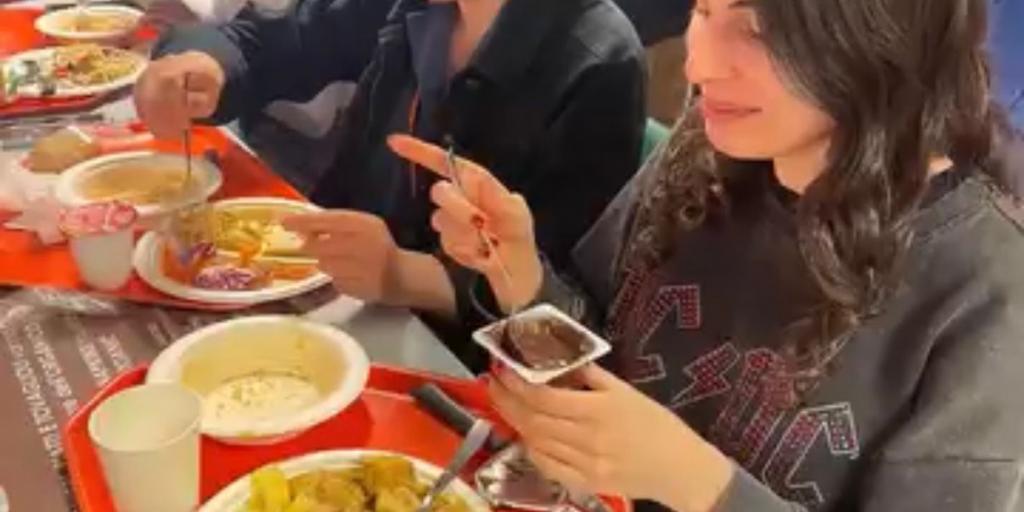 studenti che mangiano in mensa