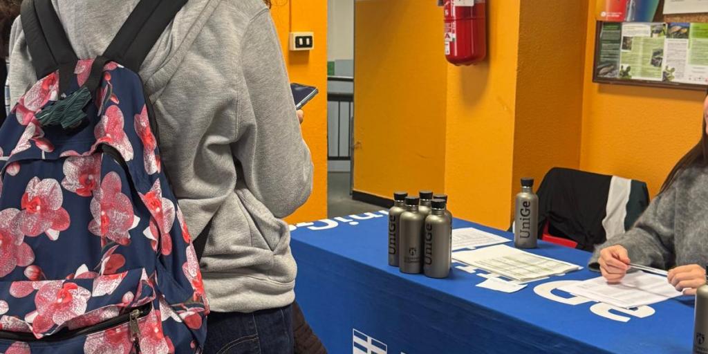 Immagine scattata durante la consegna delle borracce